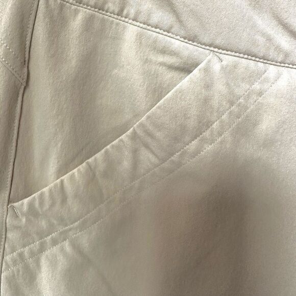 Under Armour khaki performance cropped pants - Picture 4 of 10